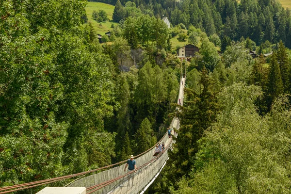 Niederwald Schweiz Juli 2020 Människor Går Den Tibetanska Hängbron Nära — Stockfoto
