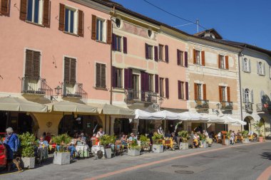 Morcote, İsviçre - 28 Eylül 2020: İsviçre 'deki Morcote sokak restoranlarında insanlar yiyip içiyor