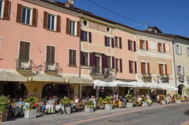 Morcote, İsviçre - 28 Eylül 2020: İsviçre 'deki Morcote sokak restoranlarında insanlar yiyip içiyor