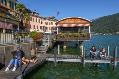 Morcote, İsviçre - 28 Eylül 2020: İsviçre 'deki Morcote sokak restoranlarında insanlar yiyip içiyor