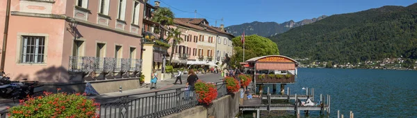 Morcote, İsviçre - 28 Eylül 2020: İsviçre 'deki Morcote sokak restoranlarında insanlar yiyip içiyor