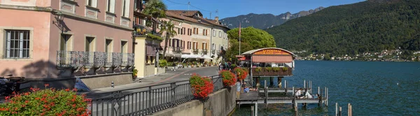 Morcote, İsviçre - 28 Eylül 2020: İsviçre 'deki Morcote sokak restoranlarında insanlar yiyip içiyor