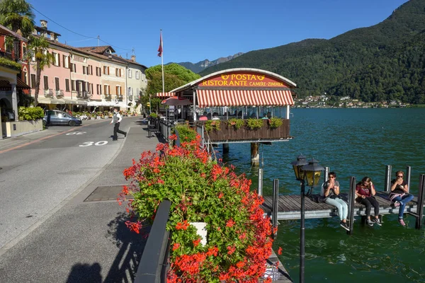 Morcote, İsviçre - 28 Eylül 2020: İsviçre 'deki Morcote sokak restoranlarında insanlar yiyip içiyor