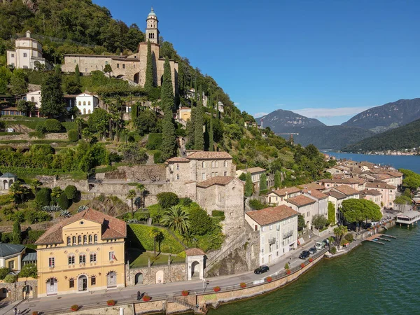 İsviçre 'de Lugano Gölü' ndeki Morcote köyüne bakın.