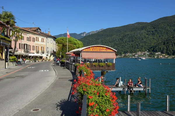 Morcote Švýcarsko Září 2020 Lidé Jedí Pijí Restauracích Morcote Švýcarsku — Stock fotografie
