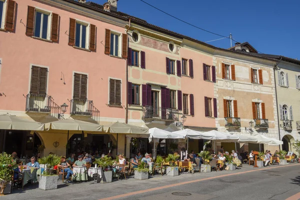 Morcote, İsviçre - 28 Eylül 2020: İsviçre 'deki Morcote sokak restoranlarında insanlar yiyip içiyor