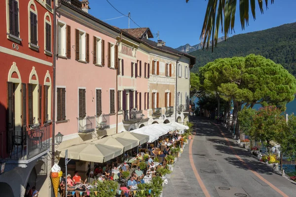 Morcote, İsviçre - 28 Eylül 2020: İsviçre 'deki Morcote sokak restoranlarında insanlar yiyip içiyor