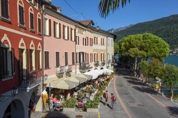 Morcote, İsviçre - 28 Eylül 2020: İsviçre 'deki Morcote sokak restoranlarında insanlar yiyip içiyor