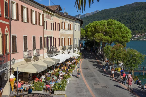 Morcote, İsviçre - 28 Eylül 2020: İsviçre 'deki Morcote sokak restoranlarında insanlar yiyip içiyor