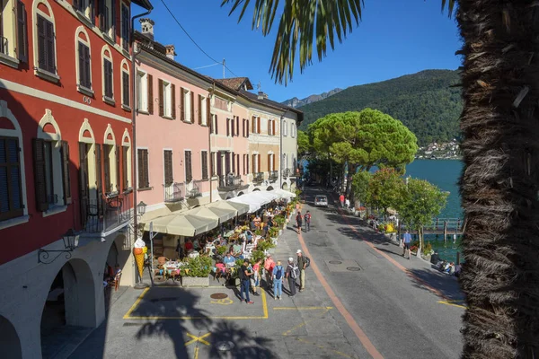 Morcote, İsviçre - 28 Eylül 2020: İsviçre 'deki Morcote sokak restoranlarında insanlar yiyip içiyor