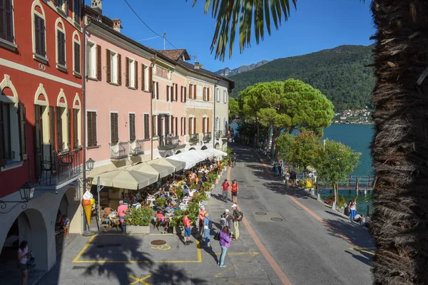 Morcote, İsviçre - 28 Eylül 2020: İsviçre 'deki Morcote sokak restoranlarında insanlar yiyip içiyor