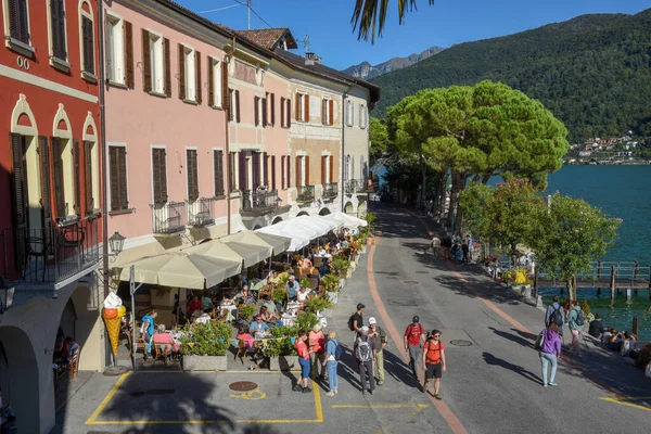 Morcote, İsviçre - 28 Eylül 2020: İsviçre 'deki Morcote sokak restoranlarında insanlar yiyip içiyor