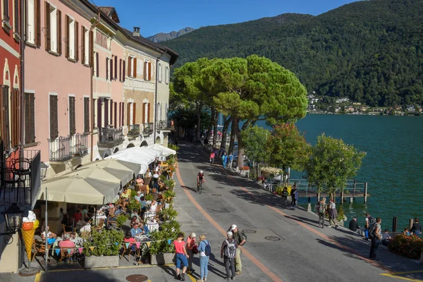 Morcote, İsviçre - 28 Eylül 2020: İsviçre 'deki Morcote sokak restoranlarında insanlar yiyip içiyor