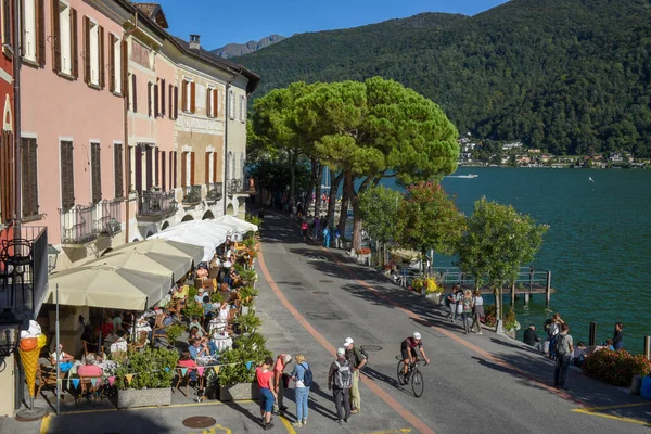 Morcote, İsviçre - 28 Eylül 2020: İsviçre 'deki Morcote sokak restoranlarında insanlar yiyip içiyor