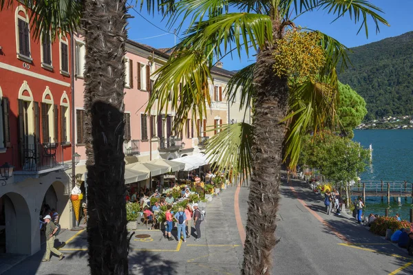 Morcote, İsviçre - 28 Eylül 2020: İsviçre 'deki Morcote sokak restoranlarında insanlar yiyip içiyor