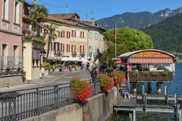 Morcote, İsviçre - 28 Eylül 2020: İsviçre 'deki Morcote sokak restoranlarında insanlar yiyip içiyor