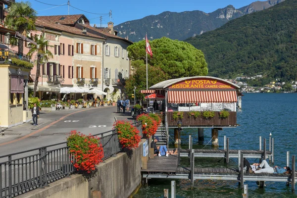 Morcote, İsviçre - 28 Eylül 2020: İsviçre 'deki Morcote sokak restoranlarında insanlar yiyip içiyor