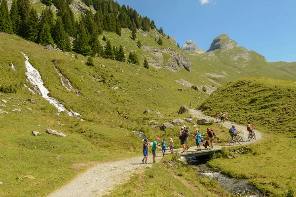 Engstlenalp Schweiz August 2020 Menschen Wandern Auf Der Engstlenalp Den — Stockfoto