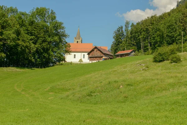 Εκκλησία Του Αγίου Niklausen Στις Ελβετικές Άλπεις — Φωτογραφία Αρχείου