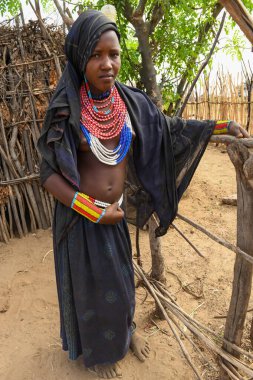 Arbore Köyü, Etiyopya - 16 Ağustos 2025: Etiyopya 'daki köyünde Arbore Tribu' nun kadını