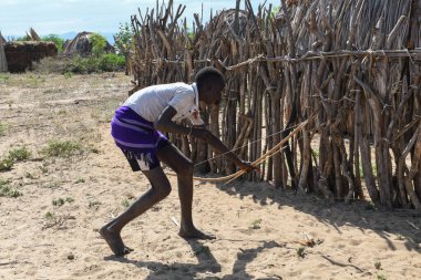 Arbore Köyü, Etiyopya - 16 Ağustos 2025: Etiyopya 'daki köyde Arbore Tribu' nun oğlu