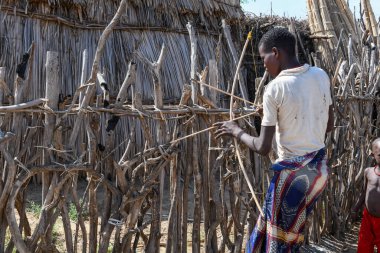 Arbore Köyü, Etiyopya - 16 Ağustos 2025: Etiyopya 'daki köyde Arbore Tribu' nun oğlu