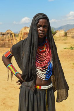 Arbore Köyü, Etiyopya - 16 Ağustos 2025: Etiyopya 'daki köyünde Arbore Tribu' nun kadını