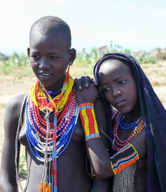 Arbore Köyü, Etiyopya - 16 Ağustos 2025: Etiyopya 'daki köyde Arbore Tribu' nun kızları