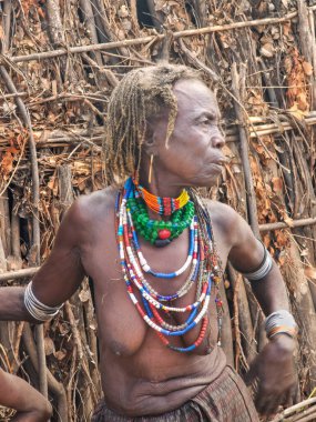 Arbore Köyü, Etiyopya - 16 Ağustos 2025: Etiyopya 'daki köyünde Arbore Tribu' nun kadını