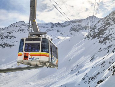 Andermatt, Switzwerland - 23 Şubat 2025: İsviçre Alplerinde Andermatt 'ın teleferiği