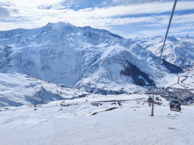 Andermatt, Switzwerland - 23 Şubat 2025: İsviçre Alplerinde Andermatt 'ın teleferiği