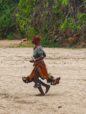 Dande, Etiyopya - 14 Ağustos 2025: Etiyopya yakınlarındaki Dande 'de boğa atlama töreninde dans eden kadın