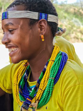 Dande, Etiyopya - 14 Ağustos 2025: Etiyopya yakınlarındaki Dande 'de boğa atlama töreninde kadın