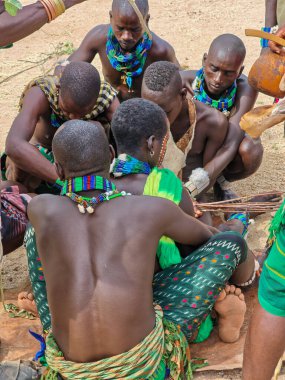 Dande, Etiyopya - 14 Ağustos 2025: Etiyopya yakınlarındaki Dande 'de boğa atlama töreni