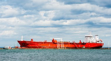 Mississauga, Kanada - 16 Nisan 2017: Petrol ve kimya ürünleri tanker Adfines deniz Ontario Gölü kuzey kıyısında Petro Canada yağlayıcılar rafinerisinde yuvaya.