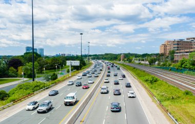 Toronto, Kanada - 29 Temmuz 2017: Gardiner Expressway, batıdan şehre giden ana karayolu üzerinde hafta sonu trafik oluşturur.