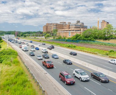 Toronto, Kanada - 29 Temmuz 2017: Gardiner Expressway, St Joseph's Sağlık Merkezi tarafından şehir merkezine giderken geçen hafta sonu trafik oluşturur.