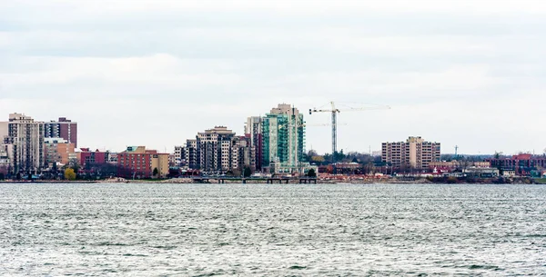 Burlington, Kanada - 16 Nisan 2017: Mevcut binaların, modern yapılar ve inşaat yeni bir karışımını doldurun şehir waterfront alanına göre Ontario Gölü'ndeki şehir geliştikçe.