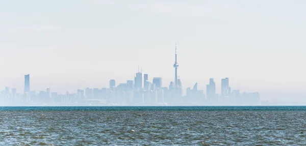 Odległym Mieście Skyline Sylwetka Toronto Downtown Mgła Mgła Falisty Wody — Zdjęcie stockowe