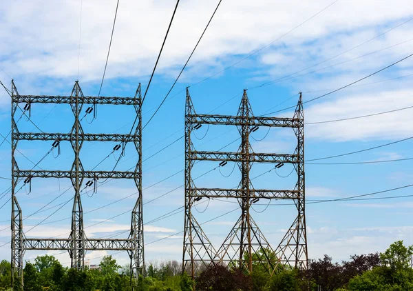 Két Nagy Téglalap Alakú Magas Feszültségű Elektromos Átviteli Torony Távvezetékek — Stock Fotó