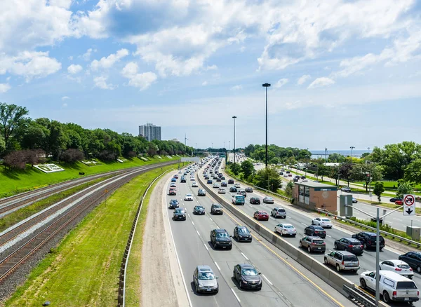 Toronto Kanada Juli 2017 Helgen Trafiken Bygger Motorvägen Gardiner Huvudvägen — Stockfoto