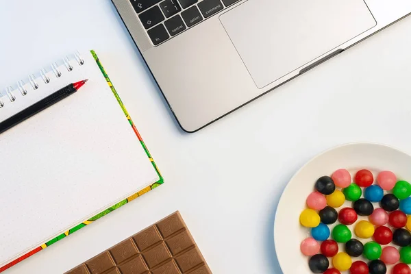 Naschen Bei Der Arbeit Haben Ein Biss Konzept Laptop Bonbons — Stockfoto