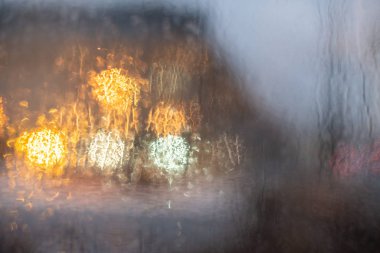 Sarı bulanık bokeh ışık Caddesi'nin. Sisli pencere. Dış aydınlatma.