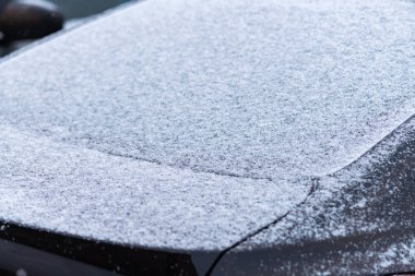 Kar kaplı araba penceresi, makro, yakın. Antifriz kullanılmadı. Kar araçlarda. Kış geliyor. Kötü hava koşulları