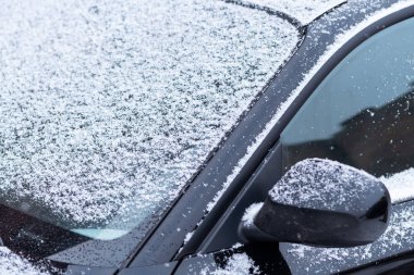 Kar kaplı araba penceresi, makro, yakın. Antifriz kullanılmadı. Kar araçlarda. Kış geliyor. Kötü hava koşulları
