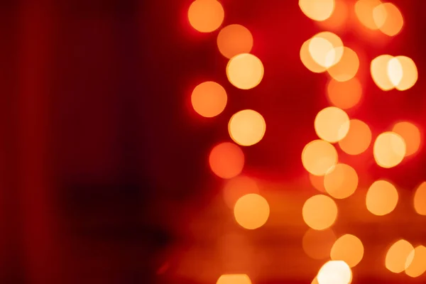 赤ボケ味には ライトの背景がぼやけています 新年のお祝いの花輪の黄金装飾 — ストック写真