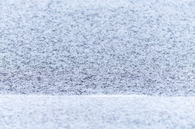 Kar kaplı araba penceresi, makro, yakın. Antifriz kullanılmadı. Kar araçlarda. Kış geliyor. Kötü hava koşulları