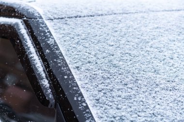 Kar kaplı araba penceresi, makro, yakın. Antifriz kullanılmadı. Kar araçlarda. Kış geliyor. Kötü hava koşulları