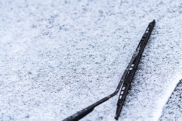 Schneebedecktes Autofenster Mit Scheibenwischern Makro Nahaufnahme Frostschutzmittel Wurde Nicht Verwendet — Stockfoto
