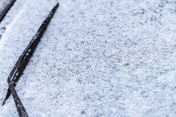 Snötäckta Bilfönster Med Torkare Makro Nära Upp Frostskyddsvätska Användes Inte — Stockfoto